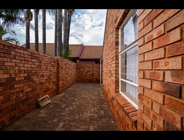 2 BEDROOM TOWNHOUSE FOR SALE IN SINOVILLE